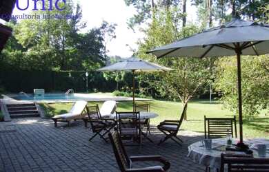 Imagem: A casa possui 4 Dormitórios, 5 Banheiros, 5 Vagas na garagem