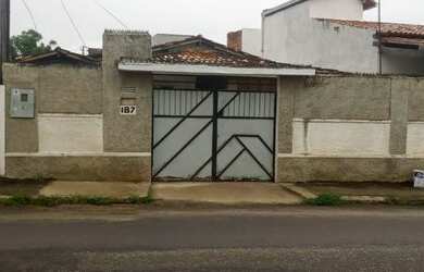 Imagem: A casa possui 3 Dormitórios, 2 Banheiros, 2 Vagas na garagem