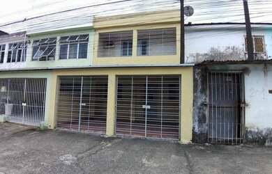 Imagem: A casa possui 4 Dormitórios, 1 Banheiro, 2 Vagas na garagem