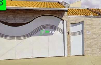 Imagem: A casa possui 3 Dormitórios, 2 Banheiros, 2 Vagas na garagem