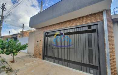 Imagem: A casa possui 3 Dormitórios, 2 Banheiros, 2 Vagas na garagem