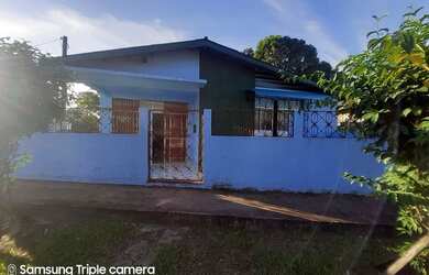 Imagem: A casa possui 4 Dormitórios, 2 Banheiros, 2 Vagas na garagem