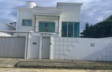 Imagem: A casa possui 3 Dormitórios, 4 Banheiros, 3 Vagas na garagem