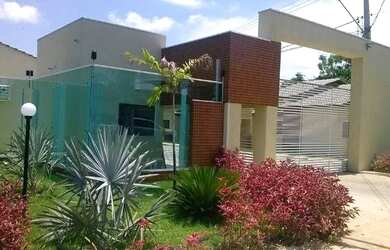 Imagem: A casa em condomínio possui 3 Dormitórios, 1 Banheiro, 2 Vagas