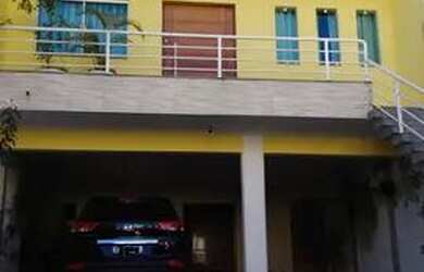 Imagem: A casa possui 3 Dormitórios, 5 Banheiros, 1 Vaga na garagem