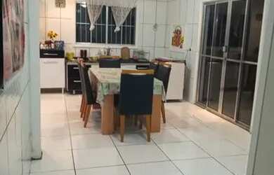 Imagem: A casa possui 3 Dormitórios, 3 Banheiros, 4 Vagas na garagem