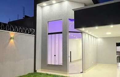 Imagem: A casa possui 3 Dormitórios, 2 Banheiros, 2 Vagas na garagem