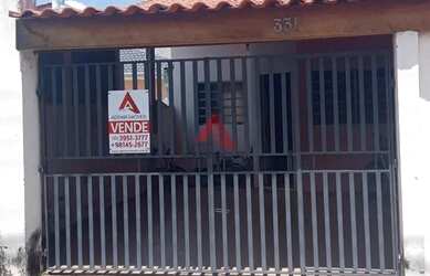 Imagem: A casa possui 2 Dormitórios, 1 Banheiro, 2 Vagas na garagem