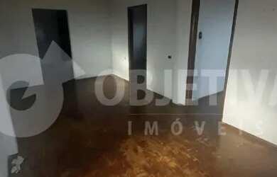 Imagem: A casa possui 3 Dormitórios, 1 Banheiro, 2 Vagas na garagem