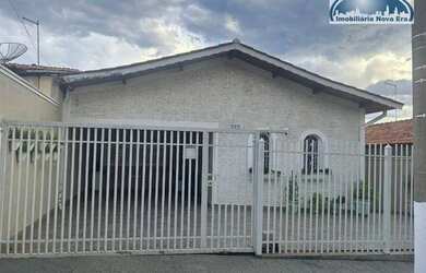 Imagem: A casa possui 3 Dormitórios, 3 Banheiros, 3 Vagas na garagem