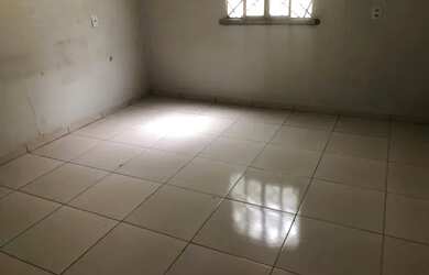 Imagem: A casa possui 1 Dormitório, 1 Banheiro, 1 Vaga na garagem e