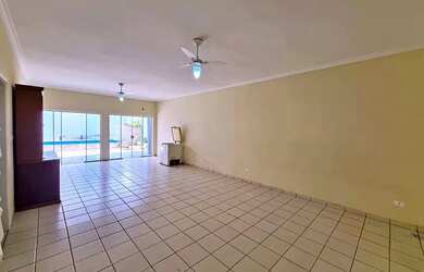 Imagem: A casa possui 3 Dormitórios, 3 Banheiros, 5 Vagas na garagem