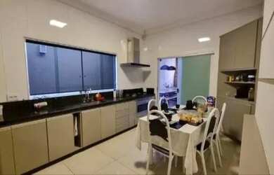 Imagem: A casa possui 3 Dormitórios, 4 Banheiros, 3 Vagas na garagem