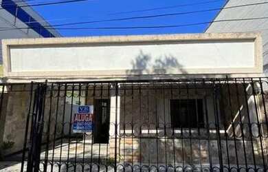 Imagem: A casa possui 3 Dormitórios, 2 Banheiros, 1 Vaga na garagem