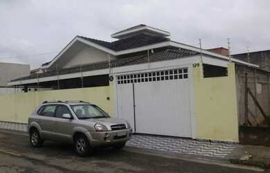 Imagem: A casa possui 4 Dormitórios, 1 Banheiro, 2 Vagas na garagem
