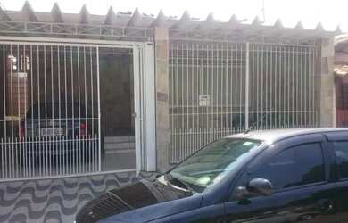 Imagem: A casa possui 3 Dormitórios, 1 Banheiro, 2 Vagas na garagem