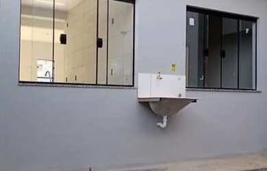 Imagem: A casa possui 3 Dormitórios, 1 Banheiro, 1 Vaga na garagem