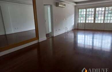 Imagem: O apartamento possui 3 Dormitórios, 1 Banheiro, 2 Vagas na