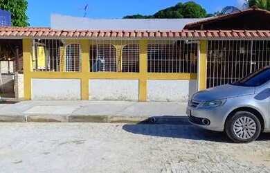 Imagem: A casa possui 3 Dormitórios, 3 Banheiros, 2 Vagas na garagem