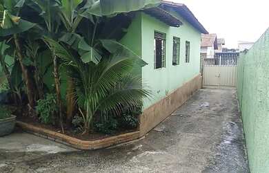 Imagem: A casa possui 3 Dormitórios, 2 Banheiros, 5 Vagas na garagem