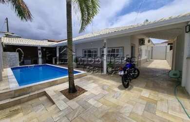 Imagem: A casa possui 4 Dormitórios, 5 Banheiros, 4 Vagas na garagem