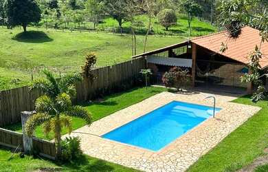 Imagem: A casa possui 2 Dormitórios, 5 Vagas na garagem e está localizado