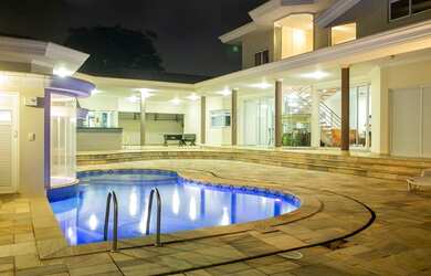 Imagem: A casa possui 5 Dormitórios, 5 Banheiros, 4 Vagas na garagem