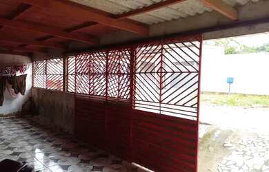 Imagem: A casa possui 3 Dormitórios, 1 Banheiro, 1 Vaga na garagem