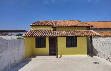 Imagem: A casa possui 2 Dormitórios, 2 Banheiros, 2 Vagas na garagem