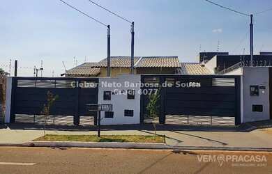 Imagem: A casa possui 3 Dormitórios, 2 Banheiros, 2 Vagas na garagem