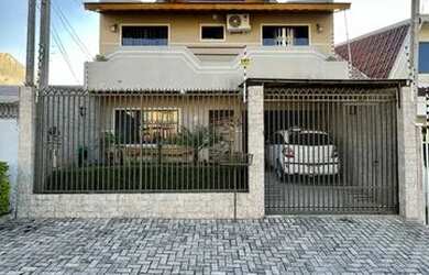 Imagem: A casa possui 4 Dormitórios, 4 Banheiros, 3 Vagas na garagem