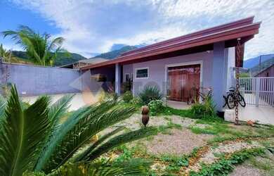 Imagem: A casa possui 3 Dormitórios, 2 Banheiros, 4 Vagas na garagem