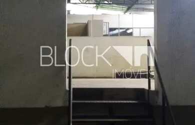 Imagem: O depósito possui 4 Vagas na garagem, 480m² de Área, Imóvel