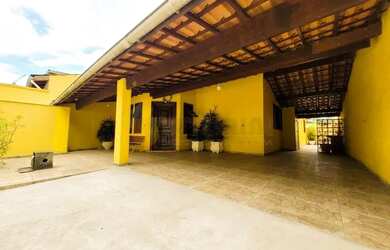 Imagem: A casa possui 2 Dormitórios, 2 Banheiros, 3 Vagas na garagem