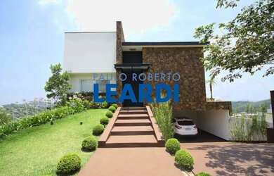 Imagem: A casa em condomínio possui 4 Dormitórios, 5 Banheiros, 4