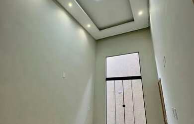 Imagem: A casa possui 3 Dormitórios, 2 Banheiros, 2 Vagas na garagem