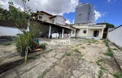 Imagem: A casa possui 4 Dormitórios, 2 Banheiros, 4 Vagas na garagem