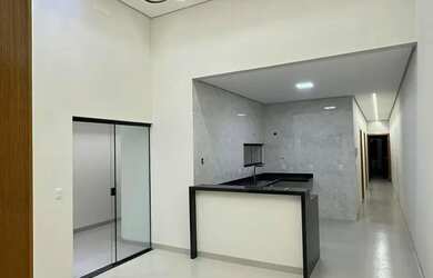 Imagem: A casa possui 3 Dormitórios, 2 Banheiros, 2 Vagas na garagem