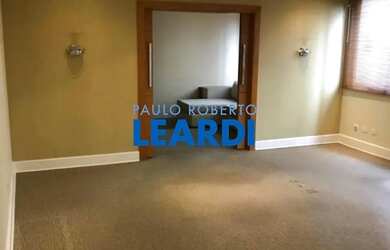 Imagem: O depósito possui 5 Vagas na garagem, 237m² de Área e está