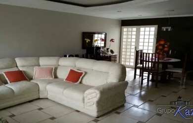 Imagem: A casa possui 3 Dormitórios, 3 Banheiros, 2 Vagas na garagem