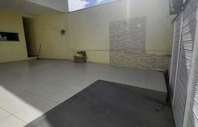 Imagem: A casa possui 3 Dormitórios, 2 Banheiros, 2 Vagas na garagem