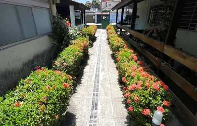 Imagem: A casa possui 4 Dormitórios, 2 Banheiros, 1 Vaga na garagem