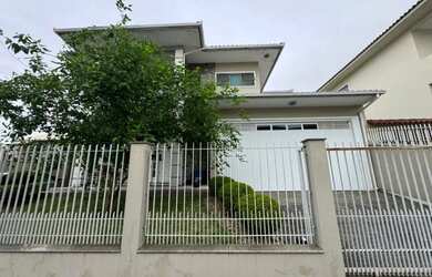 Imagem: A casa possui 3 Dormitórios, 4 Banheiros, 5 Vagas na garagem