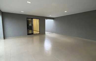 Imagem: A casa possui 3 Dormitórios, 2 Banheiros, 3 Vagas na garagem