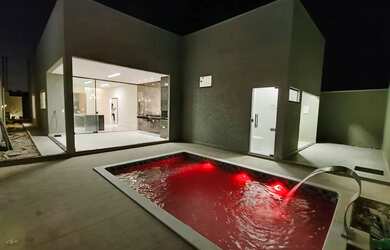 Imagem: A casa possui 3 Dormitórios, 3 Banheiros, 2 Vagas na garagem