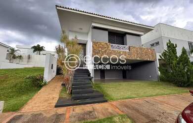 Imagem: A casa em condomínio possui 3 Dormitórios, 3 Banheiros, 3