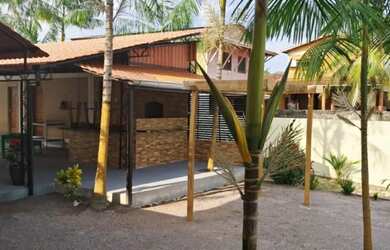 Imagem: A casa possui 4 Dormitórios, Acomodam 15 pessoas, 4 Vagas na