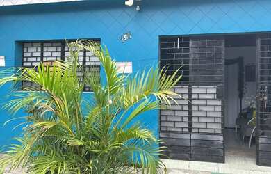 Imagem: A casa possui 2 Dormitórios, 1 Banheiro e está localizado