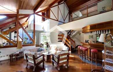 Imagem: A casa possui 5 Dormitórios, 5 Banheiros, 5 Vagas na garagem