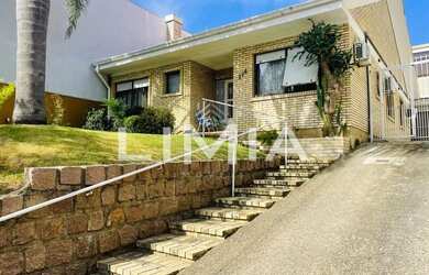 Imagem: A casa possui 4 Dormitórios, 5 Banheiros, 3 Vagas na garagem